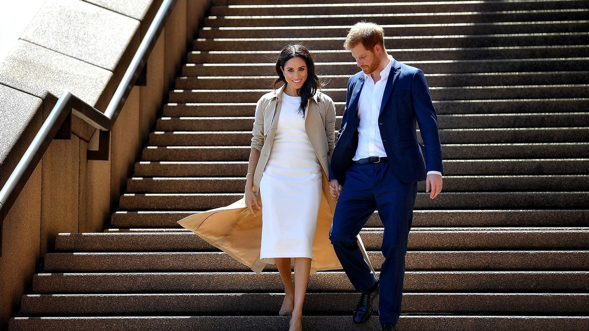Принц Гарри с супругой Меган на лестнице Оперного театра в Сиднее (16 октября 2018). Австралия - Sputnik Արմենիա, 1920, 20.06.2021