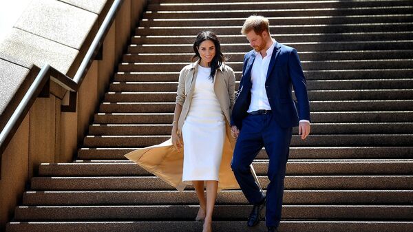 Принц Гарри с супругой Меган на лестнице Оперного театра в Сиднее (16 октября 2018). Австралия - Sputnik Արմենիա
