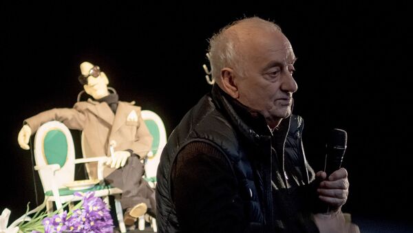 Резо Габриадзе во время мини-спектакля с использованием марионетки театрального режиссера Георгия Товстоногова (31 марта 2016). Санкт-Петербург - Sputnik Արմենիա