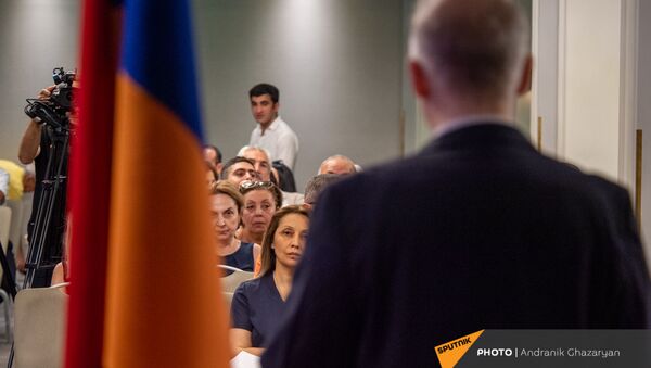 Левон Зурабян представляет предвыборную программу АНК во время встречи со сторонниками (7 июня 2021). Еревaн - Sputnik Արմենիա