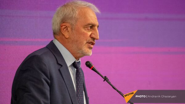 Арам Манукян во время презентации предвыборной программы Армянского национального конгресса (7 июня 2021). Еревaн - Sputnik Армения