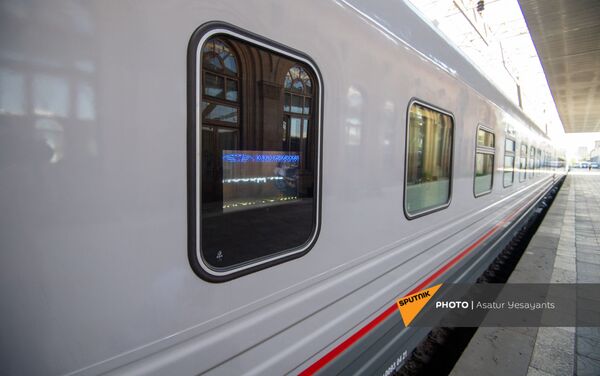 Новые пассажирские вагоны российского производства, прибывшие в Еревaн - Sputnik Армения