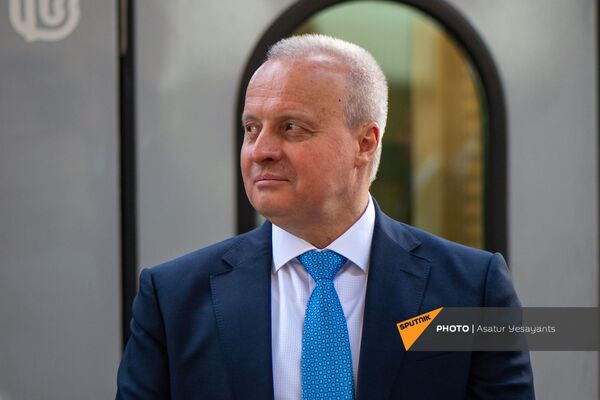 Чрезвычайный и Полномочный посол России в Армении Сергей Копыркин на церемонии принятия новых пассажирских вагонов (8 июня 2021). Еревaн Чрезвычайный и Полномочный посол России в Армении Сергей Копыркин на церемонии принятия новых пассажирских вагонов (8 июня 2021). Еревaн - Sputnik Армения