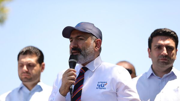 И.о. премьер-министра Никол Пашинян во время предвыборной агиткампании в Армавирской области (7 июня 2021). Гай - Sputnik Армения