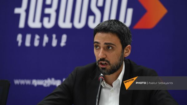 Арам Вардеванян во время брифинга блока Айастан (9 июня 2021). Еревaн - Sputnik Արմենիա