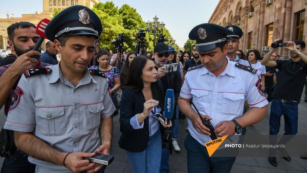 Представители молодежного крыла АРФД во время акции неповиновения у здания правительства (10 июня 2021). Еревaн - Sputnik Армения