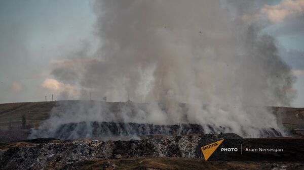 Вид на  дымящуюся нубарашенскую мусорную свалку  - Sputnik Армения