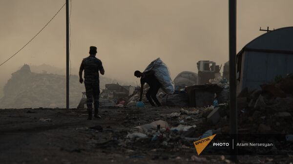 Сотрудник МЧС на нубарашенской мусорной свалке - Sputnik Армения