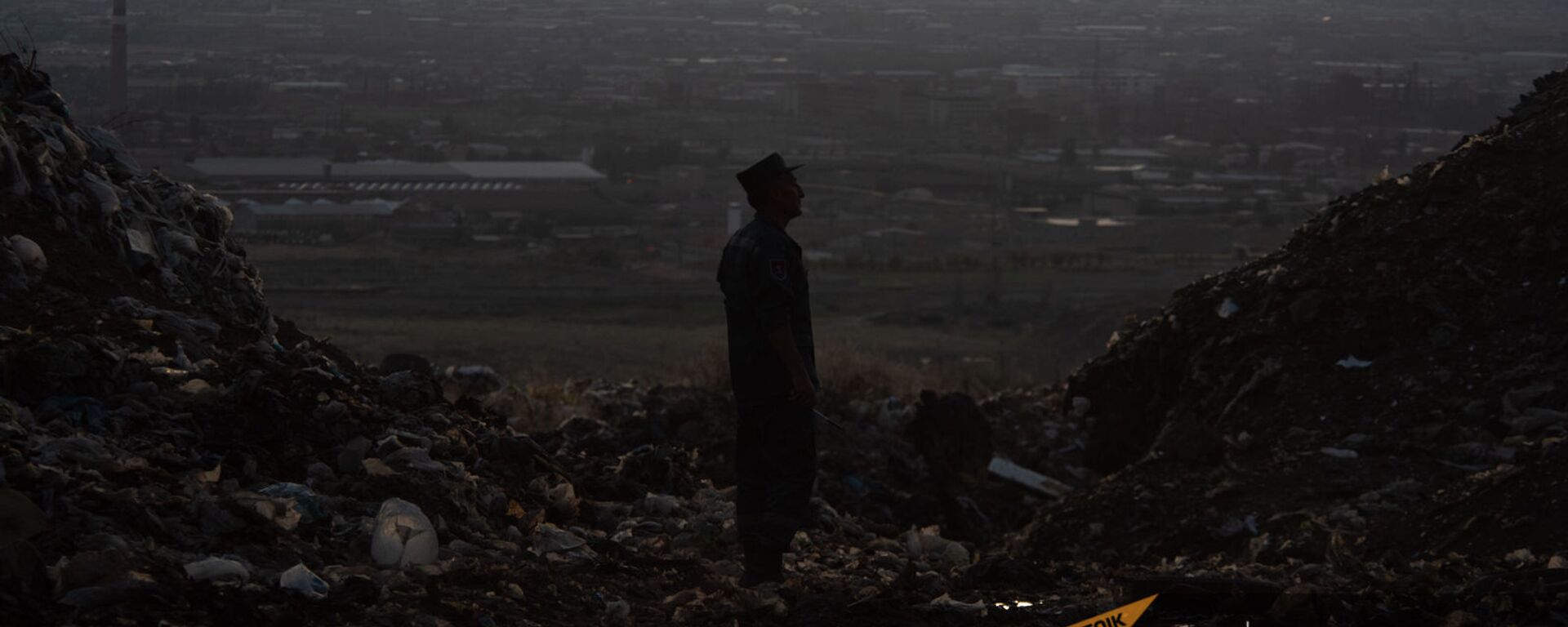 Подполковник Гарегин Акопян на нубарашенской мусорной свалке - Sputnik Արմենիա, 1920, 11.06.2021