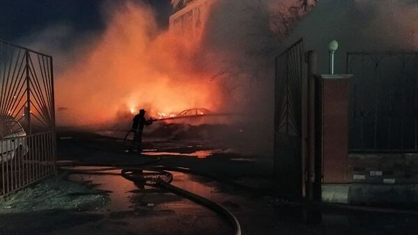 Сотрудники МЧС тушат пожар в районе Ваагни (11 июня 2021). Еревaн - Sputnik Արմենիա