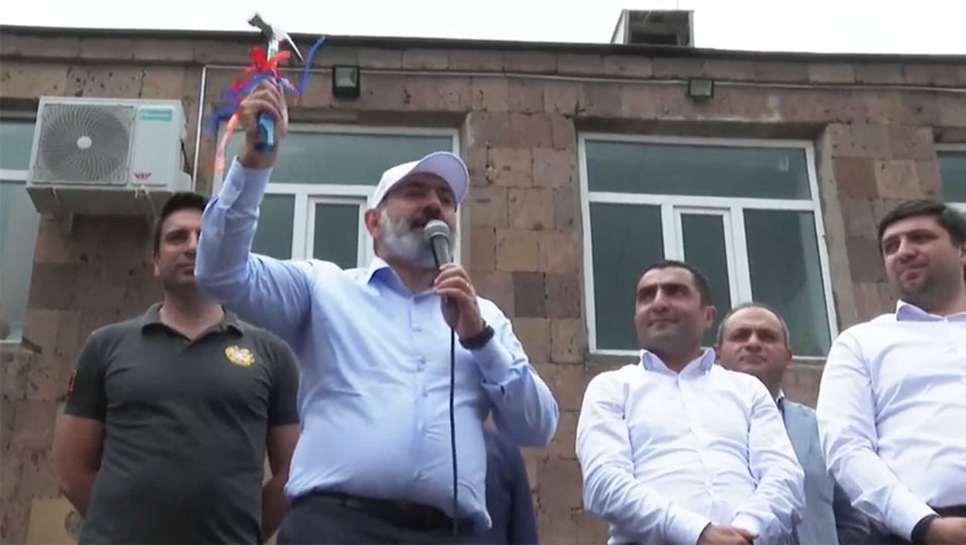 И.о. премьер-министра Никол Пашинян держит в руках молоток во время предвыборной агиткампании в общине Бюрегаван (13 июня 2021). Котайк - Sputnik Армения, 1920, 17.06.2021