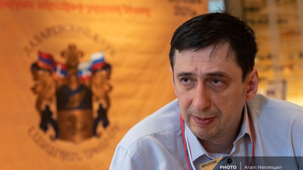 Российский политолог Андрей Арешев на четвертом заседании армяно-российского Лазаревского клуба (14 июня 2021). Еревaн - Sputnik Армения