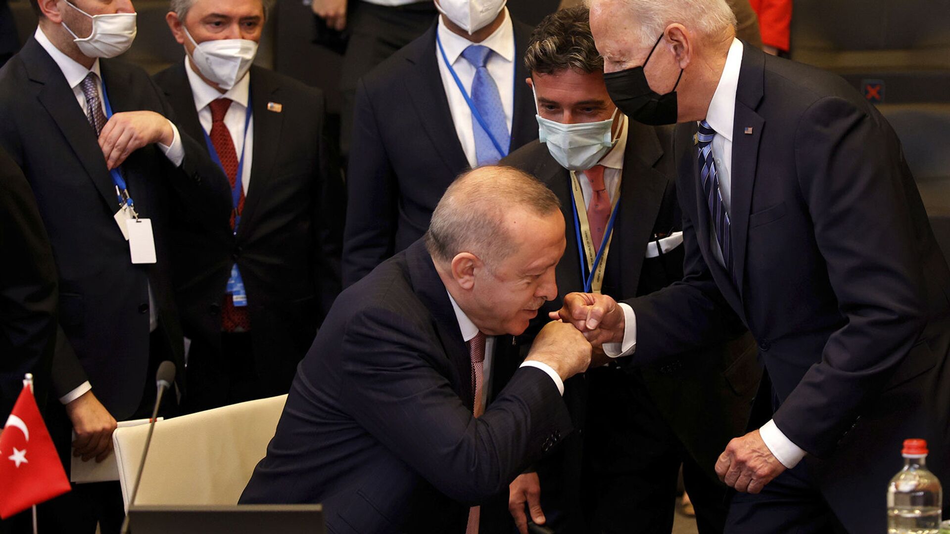 Президент Турции Реджеп Тайип Эрдоган здоровается с президентом США Джо Байденом во время пленарного заседания саммита НАТО в Брюсселе (14 июня 2021). Бельгия - Sputnik Արմենիա, 1920, 14.06.2021