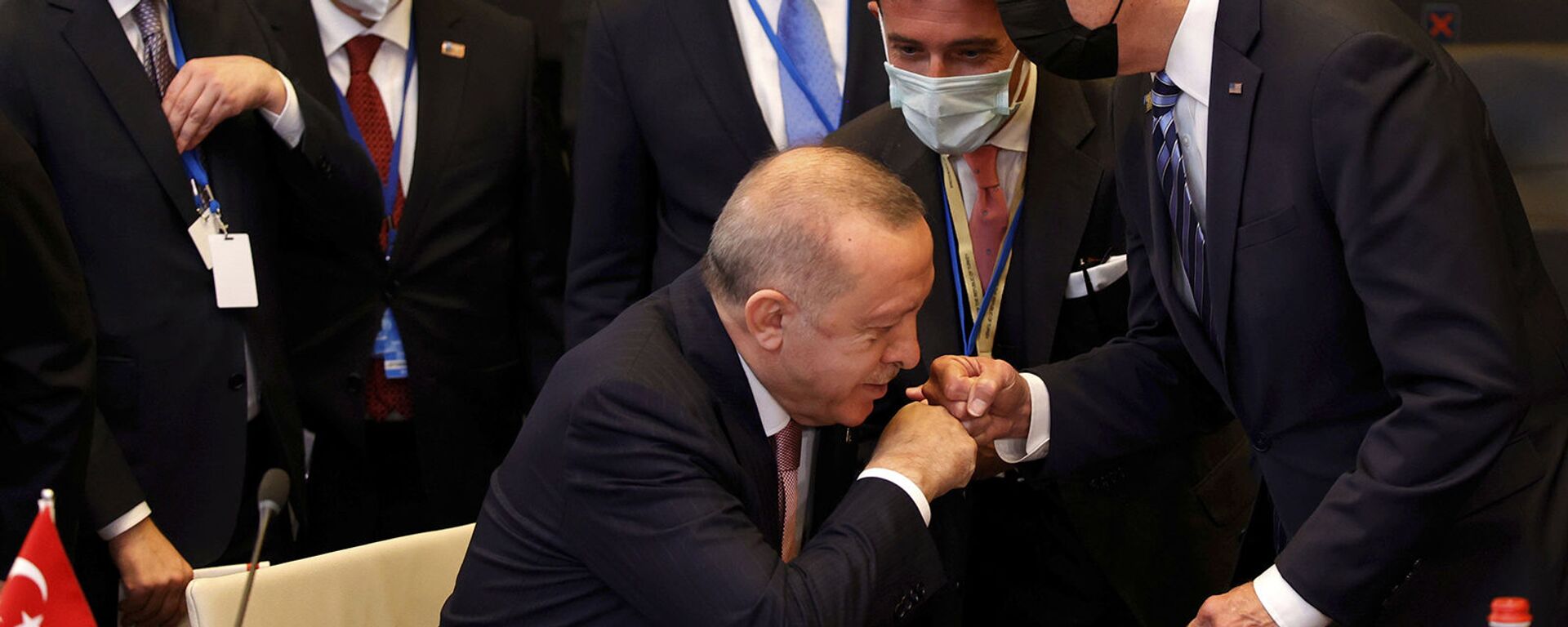 Президент Турции Реджеп Тайип Эрдоган здоровается с президентом США Джо Байденом во время пленарного заседания саммита НАТО в Брюсселе (14 июня 2021). Бельгия - Sputnik Արմենիա, 1920, 14.06.2021