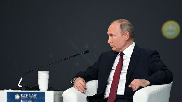 Президент РФ Владимир Путин на пленарном заседании ПЭМФ-2021 - Sputnik Армения