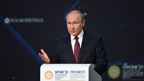 Президент РФ Владимир Путин на пленарном заседании ПЭМФ-2021 - Sputnik Армения
