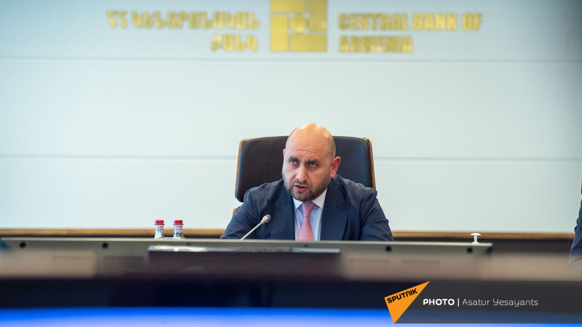 Председатель Центрального Банка Армении Мартин Галстян во время пресс-конференции (15 июня 2021). Еревaн - Sputnik Армения, 1920, 14.09.2021