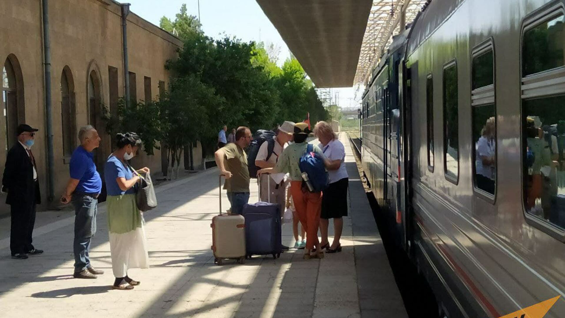 Пассажиры на перроне у поезда Ереван - Батуми - Sputnik Армения, 1920, 07.07.2022