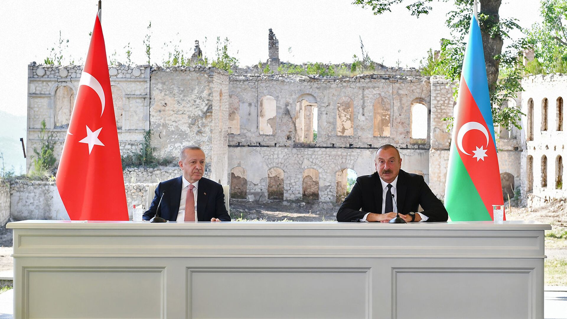 Президенты Турции и Азербайджана Реджеп Тайип Эрдоган и Ильхам Алиев подписывают декларацию о союзнических соглашениях (15 июня 2021). Шуши - Sputnik Արմենիա, 1920, 17.06.2021
