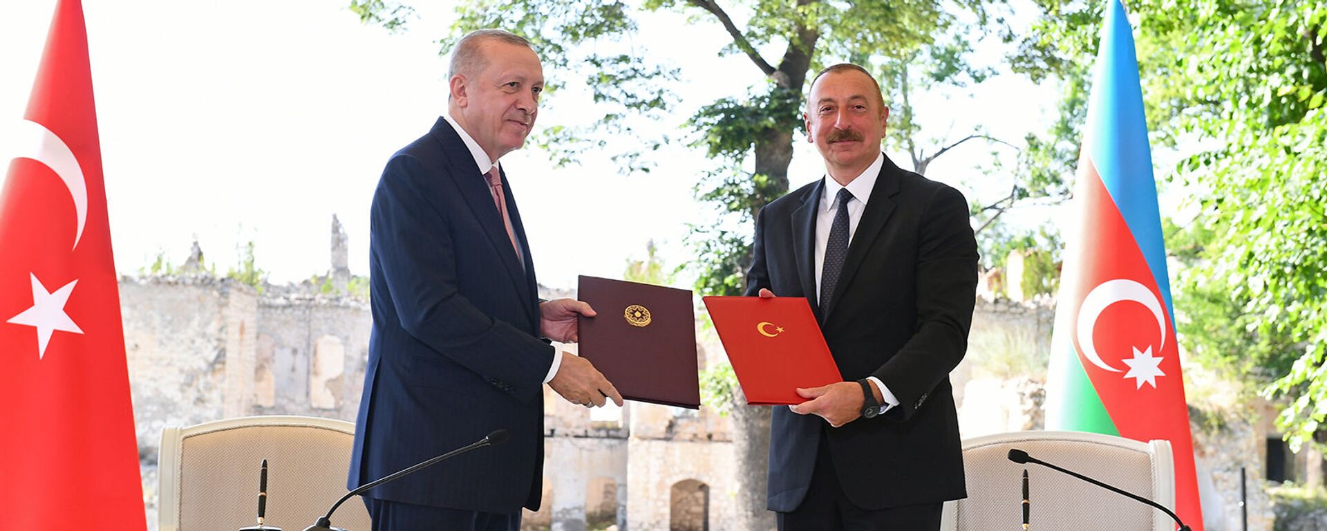 Президенты Турции и Азербайджана Реджеп Тайип Эрдоган и Ильхам Алиев подписывают декларацию о союзнических соглашениях (15 июня 2021). Шуши - Sputnik Արմենիա, 1920, 17.06.2021