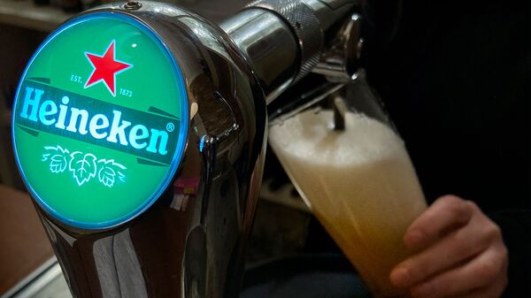 Бармен разливает пиво Heineken в Олдеберкупе - Sputnik Армения
