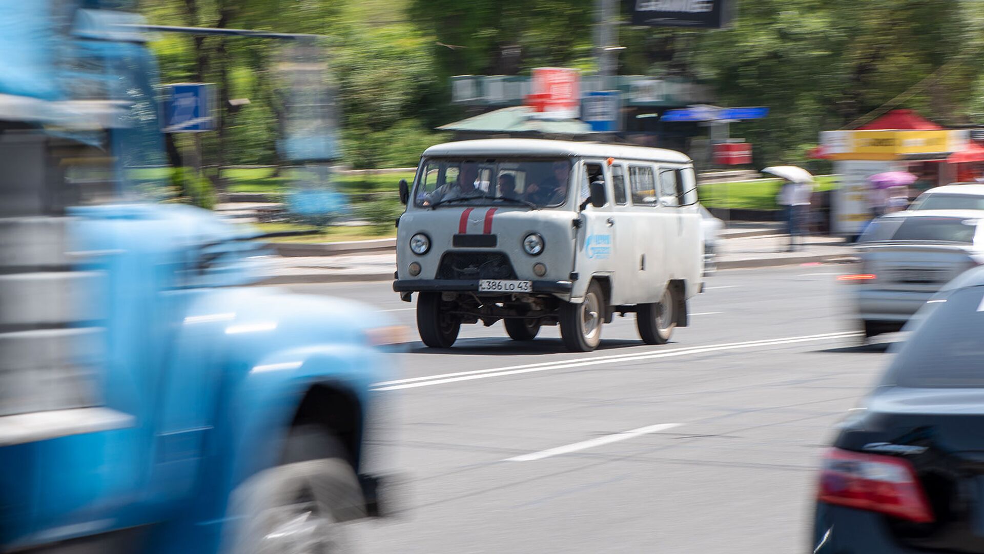 Автомобиль аварийной службы 1-04 проезжает на улице Ханджяна в Ереване - Sputnik Армения, 1920, 23.01.2022