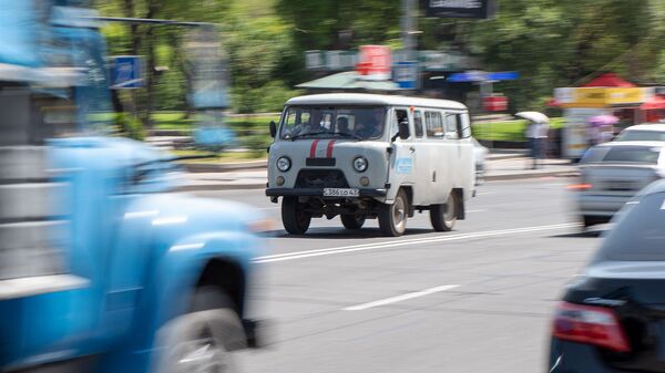 Автомобиль аварийной службы 1-04 проезжает на улице Ханджяна в Ереване - Sputnik Армения