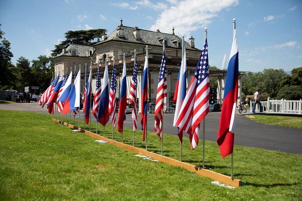 Флаги США и России в саду виллы Ле Гранж в преддверии саммита Россия - США (15 июня 2021). Женева Флаги США и России в саду виллы Ле Гранж в преддверии саммита Россия - США (15 июня 2021). Женева - Sputnik Армения