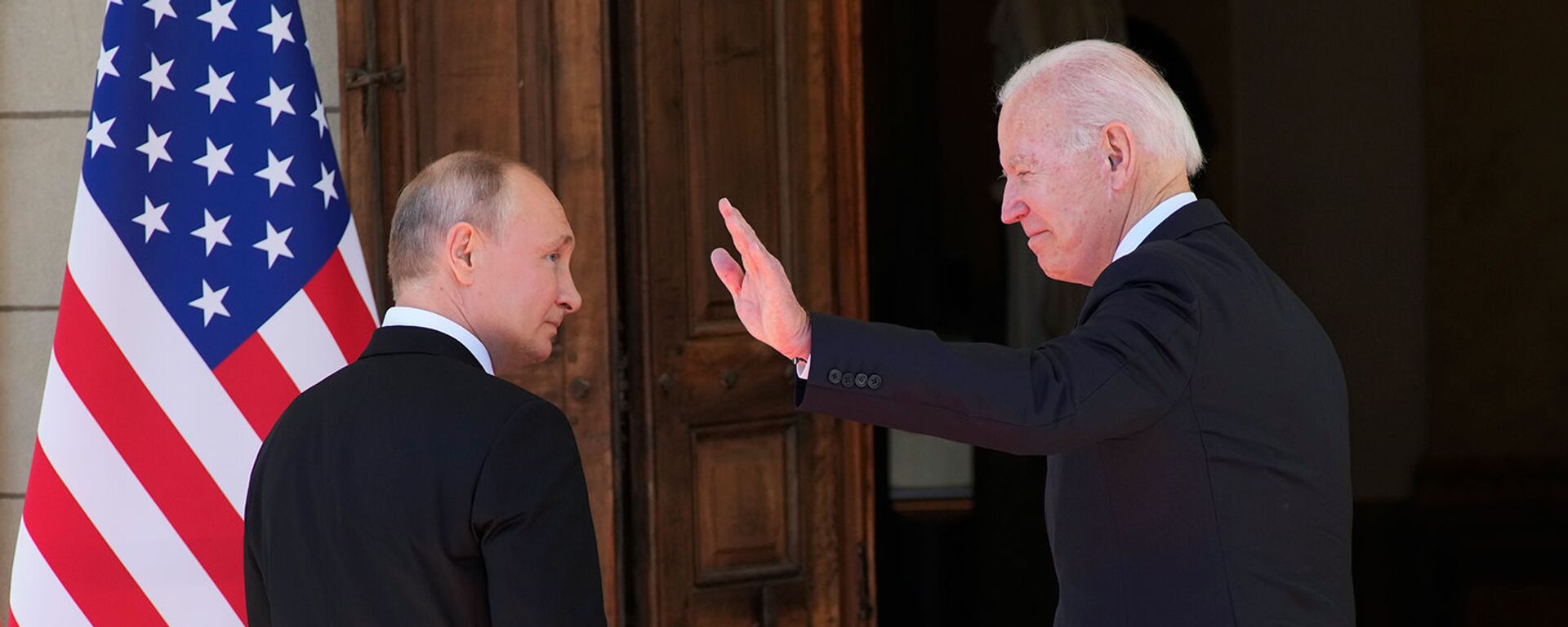 Президенты России и США Владимир Путин и Джо Байден входят в Виллу Ла Гранж во время их встречи (16 июня 2021). Женева - Sputnik Արմենիա, 1920, 16.06.2021