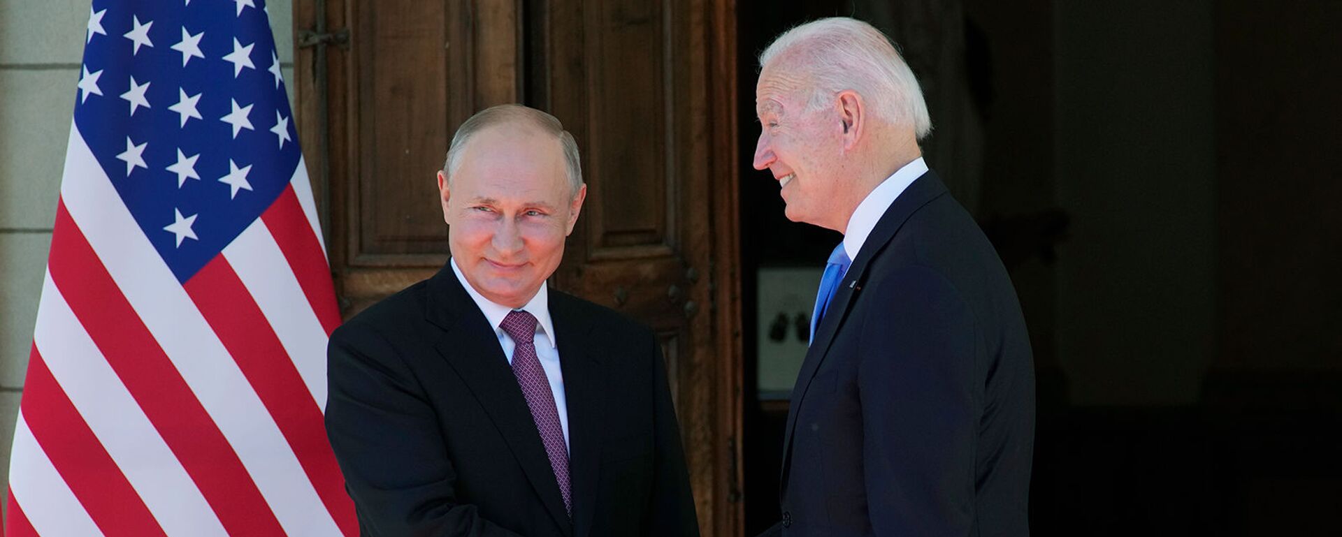 Президенты России и США Владимир Путин и Джо Байден входят в Виллу Ла Гранж во время их встречи (16 июня 2021). Женева - Sputnik Армения, 1920, 16.06.2021