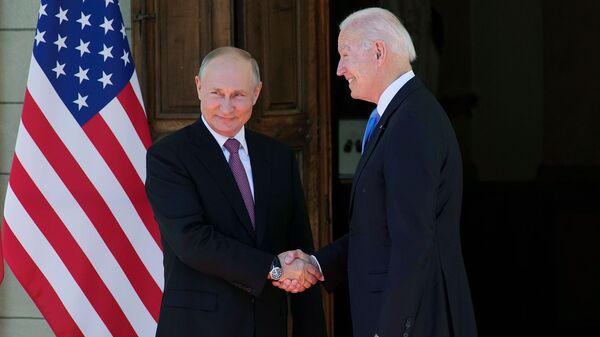 Президенты России и США Владимир Путин и Джо Байден входят в Виллу Ла Гранж во время их встречи (16 июня 2021). Женева - Sputnik Արմենիա