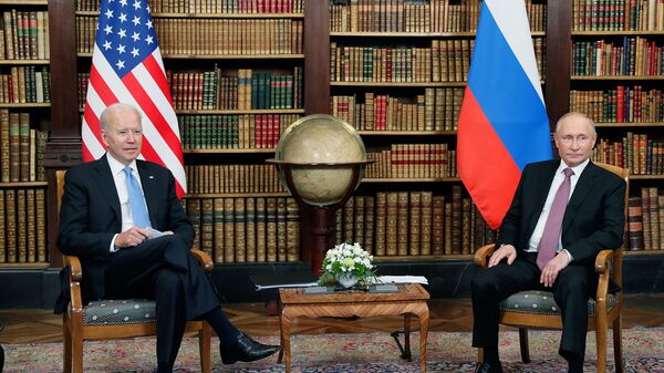 Президент России и США Владимир Путин и Джо Байден во время встречи на вилле Ла Гранж (16 июня 2021). Женева - Sputnik Армения