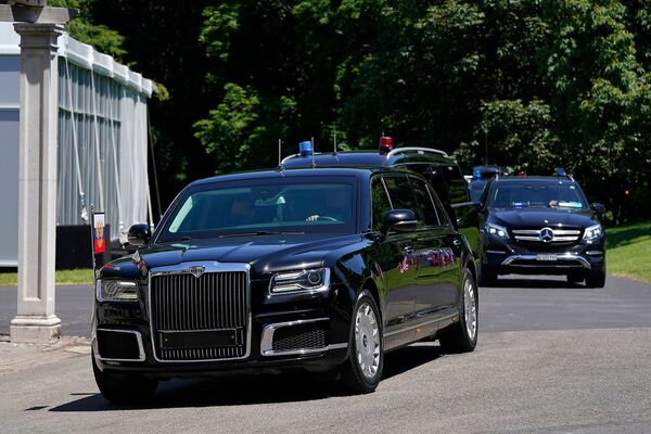 Автомобиль президента России подъезжает к вилле Ла Гранж на встречу с президентом США - Sputnik Армения