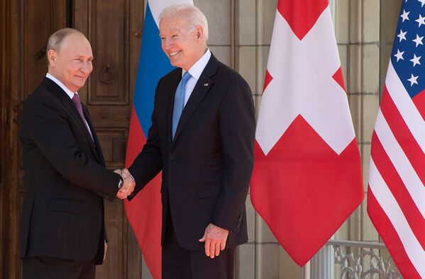 Президенты России и США Владимир Путин и Джо Байден приветствуют друг друга у входа в виллу Ла Гранж во время их встречи - Sputnik Армения