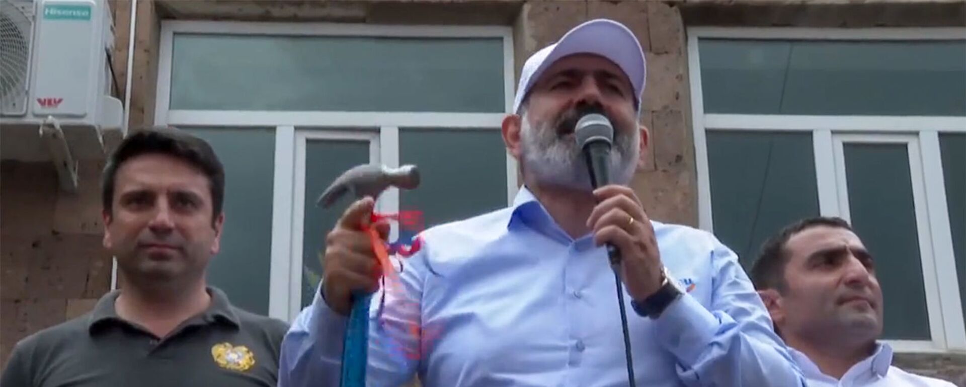 И.о. премьер-министра Никол Пашинян держит в руках молоток во время предвыборной агиткампании в общине Бюрегаван (13 июня 2021). Котайк - Sputnik Армения, 1920, 29.06.2021
