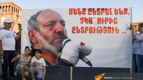 Дети фотографируются на фоне баннера на предвыборном агитационном митинге партии Гражданский договор на площади Республики (17 июня 2021). Еревaн - Sputnik Արմենիա