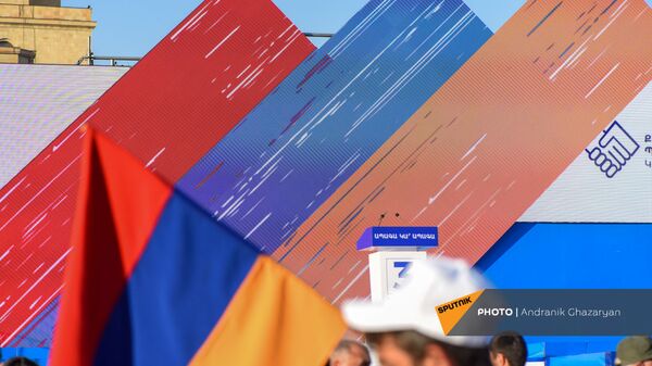 Трехцветные флаги и баннеры перед началом предвыборного агитационного митинга партии Гражданский договор на площади Республики (17 июня 2021). Еревaн - Sputnik Армения