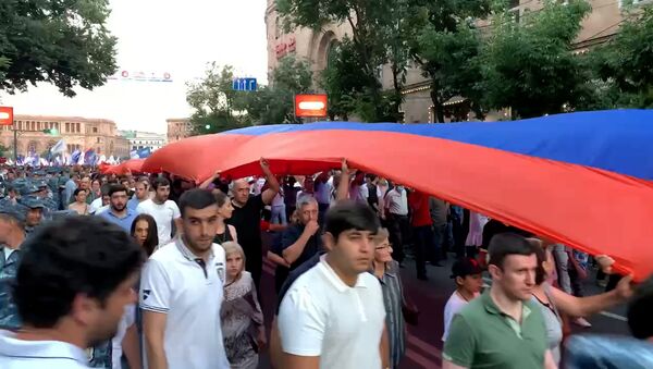 Ռոբերտ Քոչարյանի համակիրների երթը Ամիրյան փողոցով - Sputnik Армения
