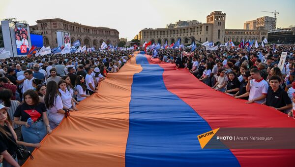 Предвыборный агитационный митинг блока Айастан на площади Республики (18 июня 2021). Еревaн - Sputnik Армения