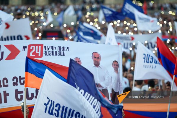 «Հայաստան» դաշինքի պաստառները հանրահավաքին «Հայաստան» դաշինքի պաստառները հանրահավաքին - Sputnik Արմենիա
