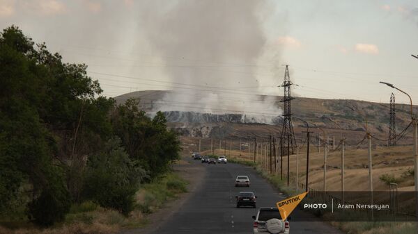Пожар на мусорной свалке в Нубарашене - Sputnik Армения