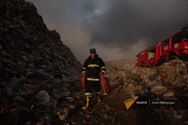 Сотрудник МЧС готовится к тушению очередного очага пожара, вспыхнувшего на свалке в Нубарашене - Sputnik Армения