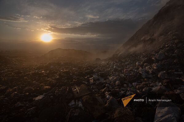 Очаги пожара под горой мусора на Нубарашенской свалке - Sputnik Армения