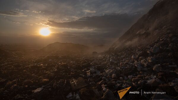 Очаги пожара под горой мусора на Нубарашенской свалке - Sputnik Արմենիա