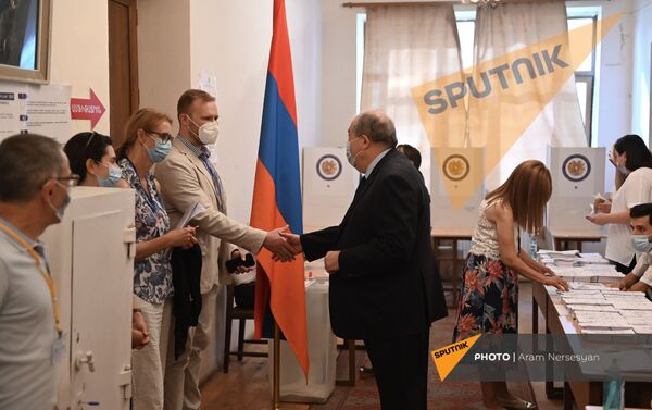 Президент Армен Саркисян во время внеочередных парламентских выборов в Армении (20 июня 2021). Еревaн - Sputnik Армения