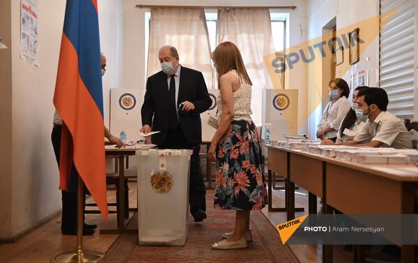 Президент Армен Саркисян во время внеочередных парламентских выборов в Армении (20 июня 2021). Еревaн Президент Армен Саркисян во время внеочередных парламентских выборов в Армении (20 июня 2021). Еревaн - Sputnik Армения