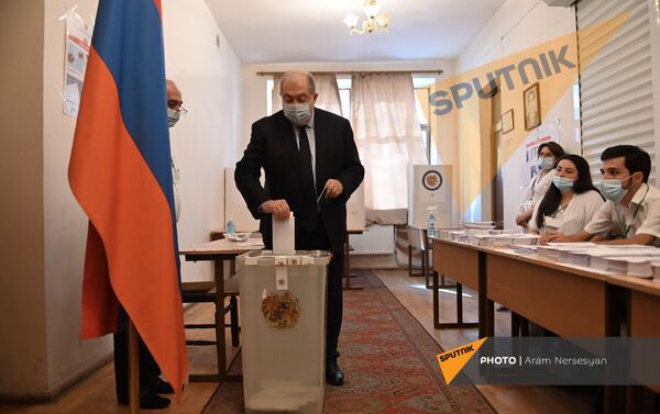 Президент Армен Саркисян во время внеочередных парламентских выборов в Армении (20 июня 2021). Еревaн - Sputnik Армения
