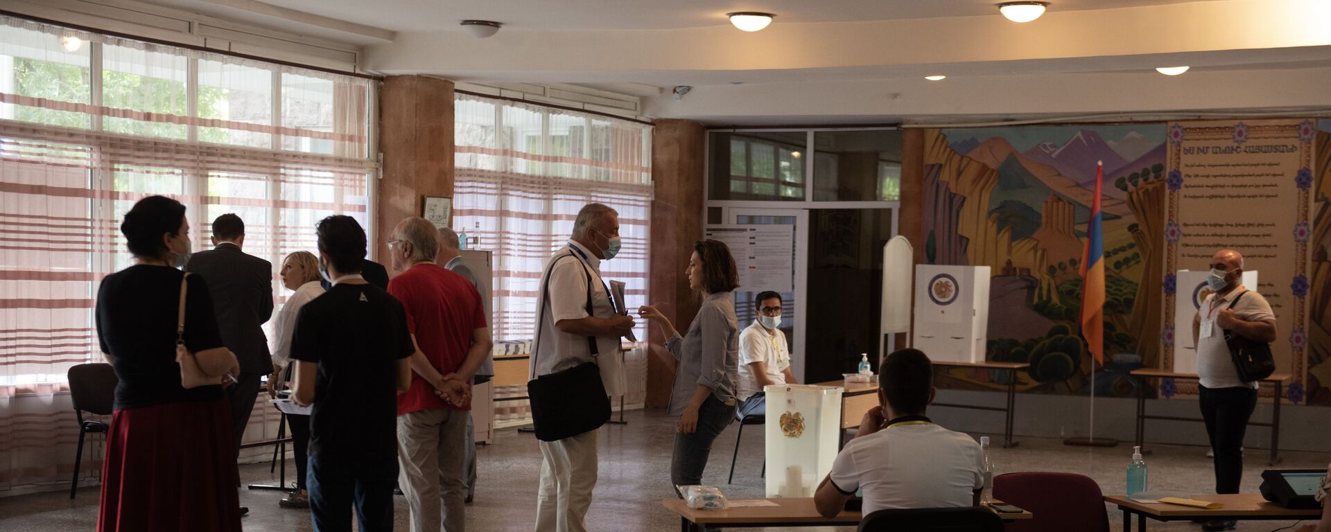 Наблюдатели ОБСЕ на одном из избирательных участков  во время внеочередных парламентских выборов в Армении (20 июня 2021). Еревaн - Sputnik Армения, 1920, 20.06.2021