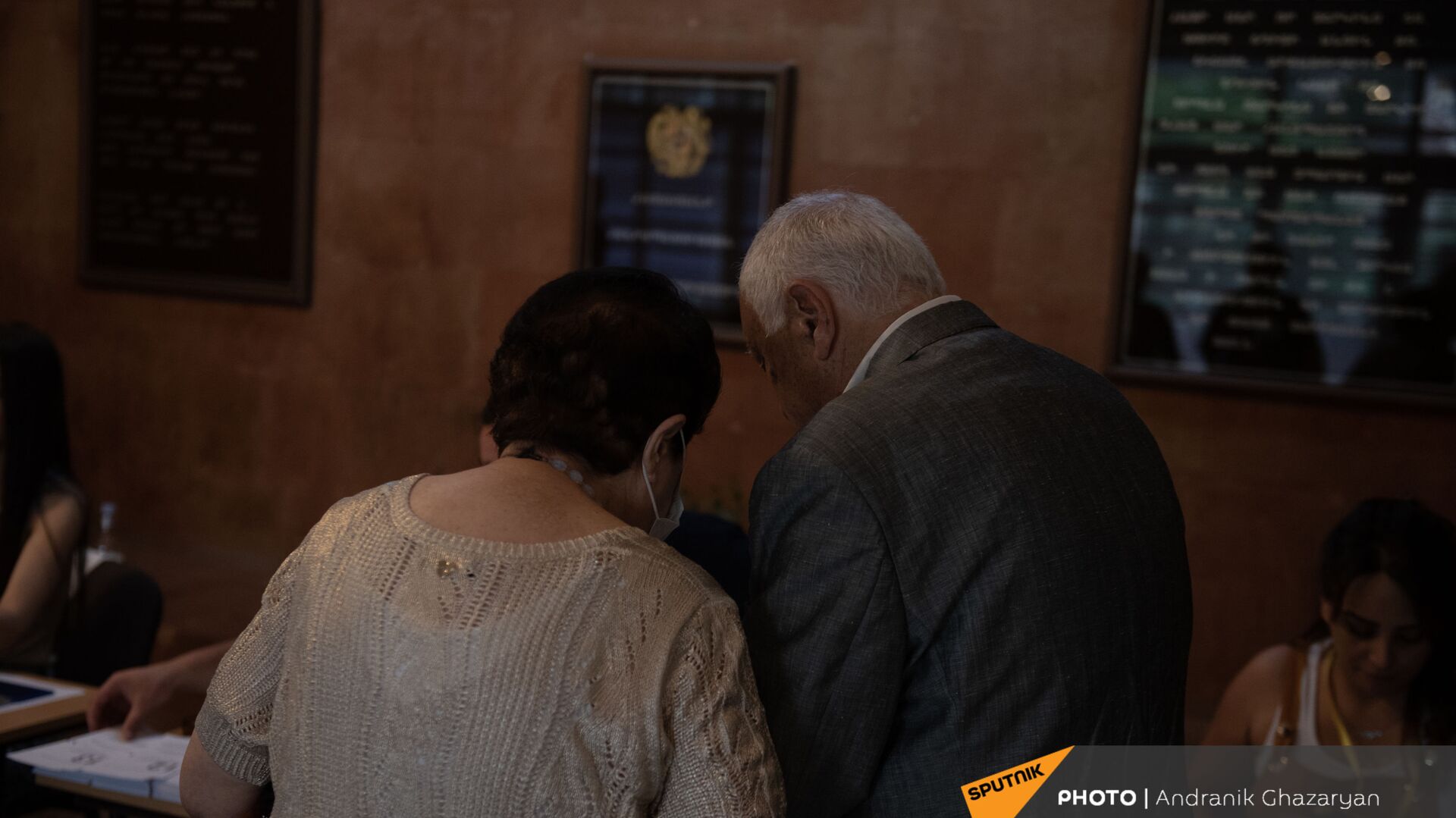 Пожилая пара на одном из избирательных участков  во время внеочередных парламентских выборов в Армении (20 июня 2021). Еревaн - Sputnik Արմենիա, 1920, 20.06.2021