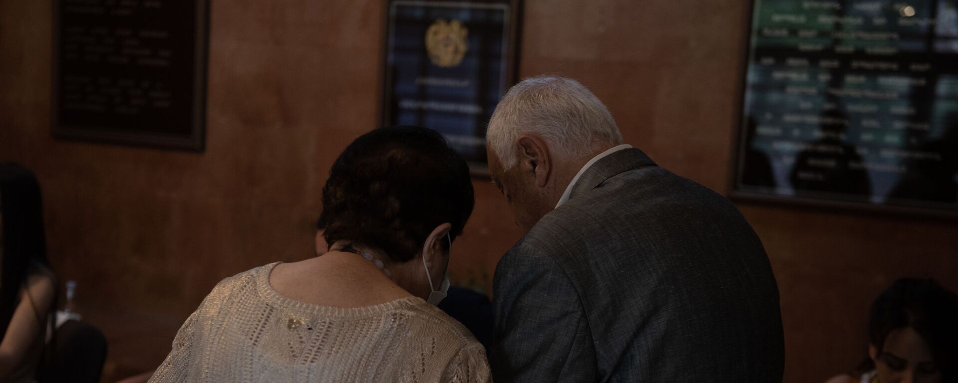 Пожилая пара на одном из избирательных участков  во время внеочередных парламентских выборов в Армении (20 июня 2021). Еревaн - Sputnik Արմենիա, 1920, 20.06.2021